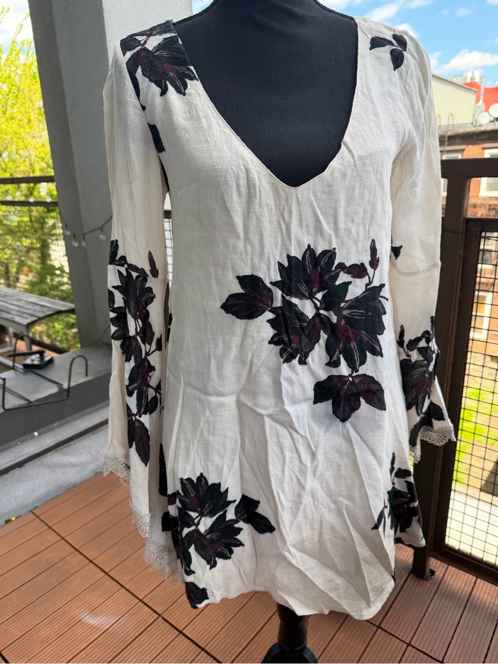 Free People White Long Sleeve V-Neck Floral Tunic Dress